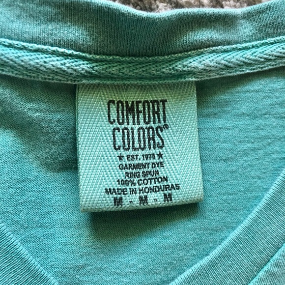 Comfort colors medium v neck short sleeved t shirt with Lily Pulitzer stitching - Picture 2 of 4